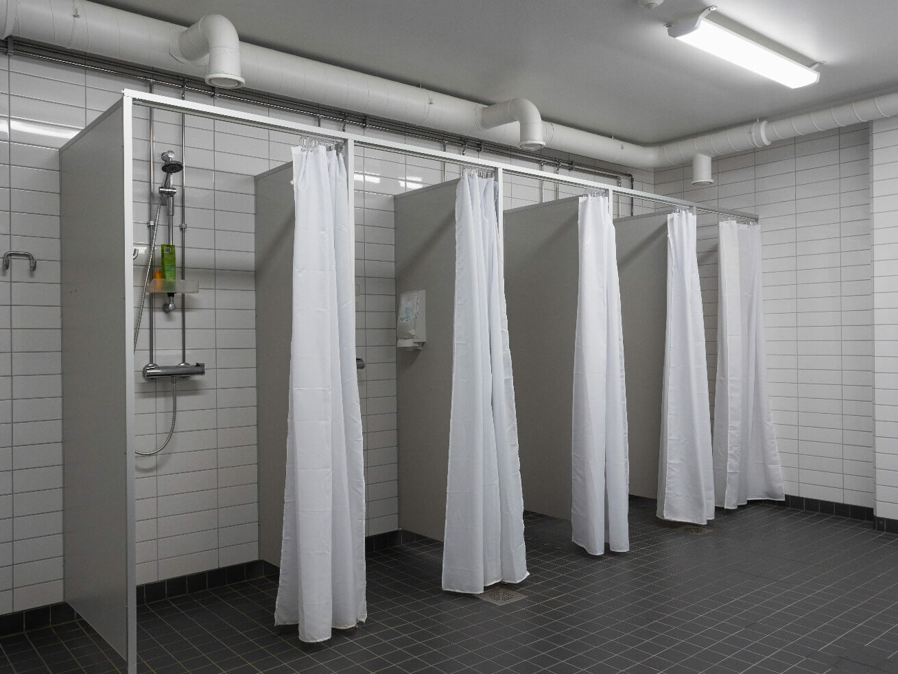 Kellarikerroksen suihkutilat