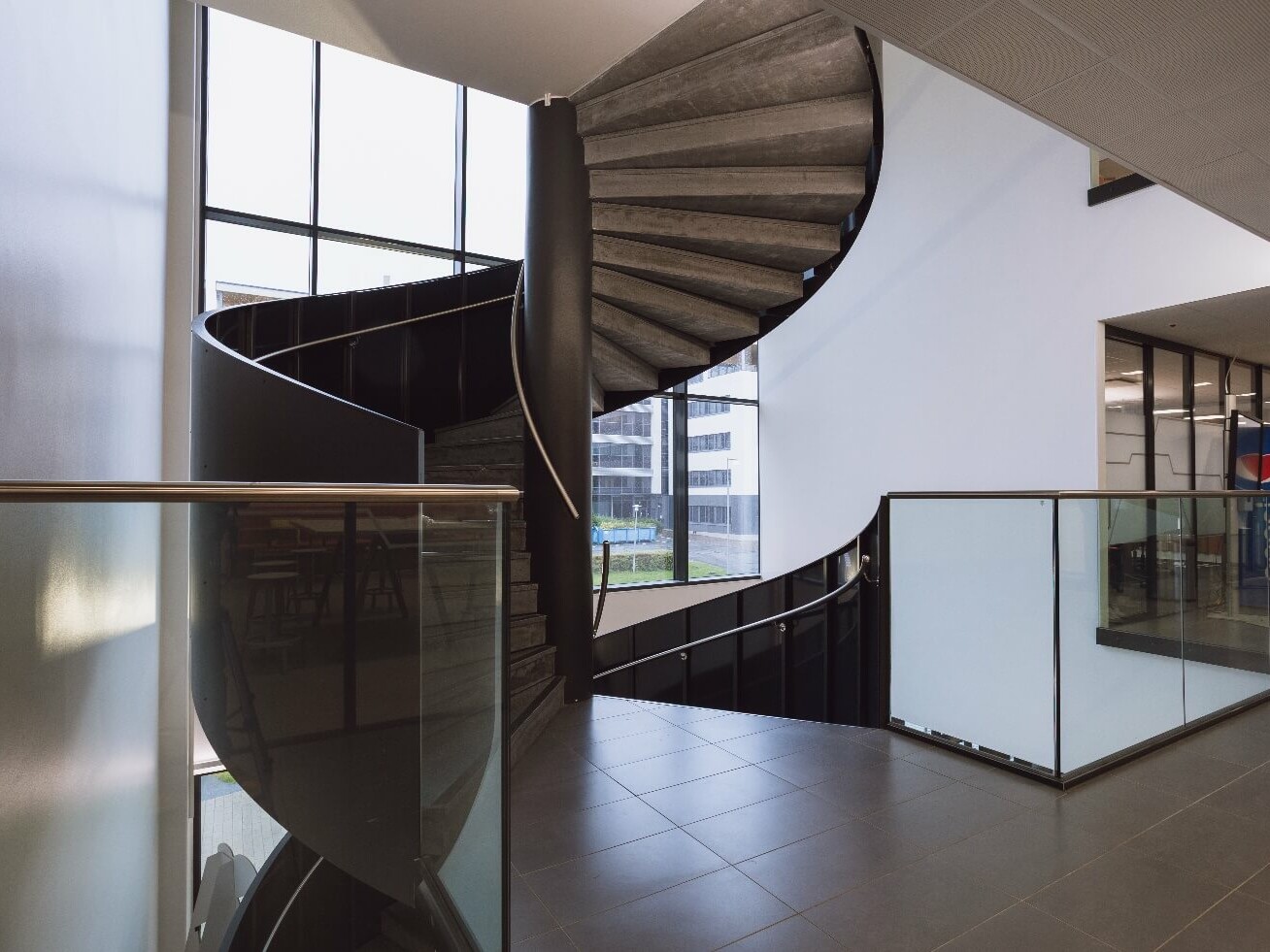 Kerroksien välillä myös kierreportaat