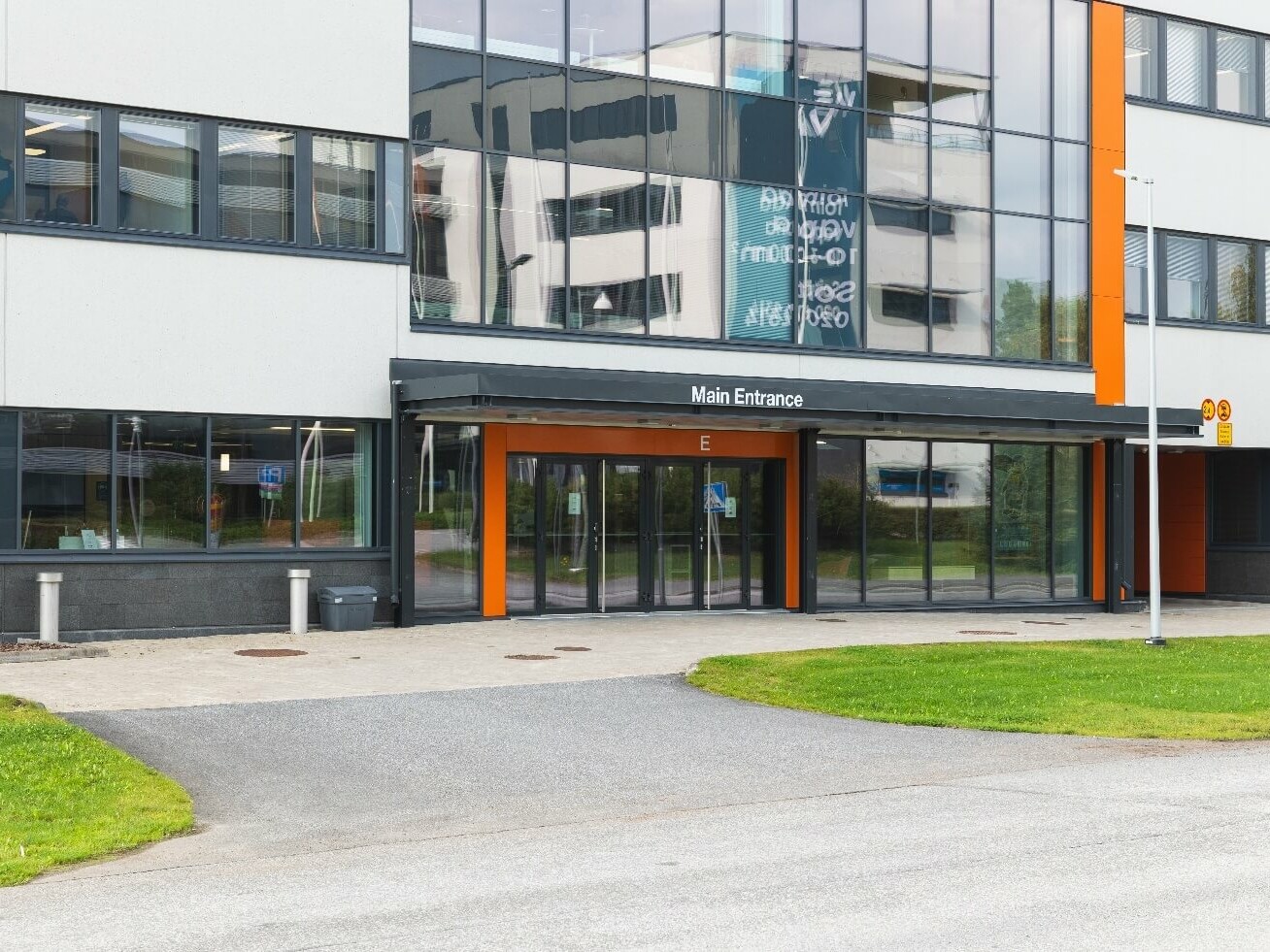 Kohteen pääsisäänkäynti