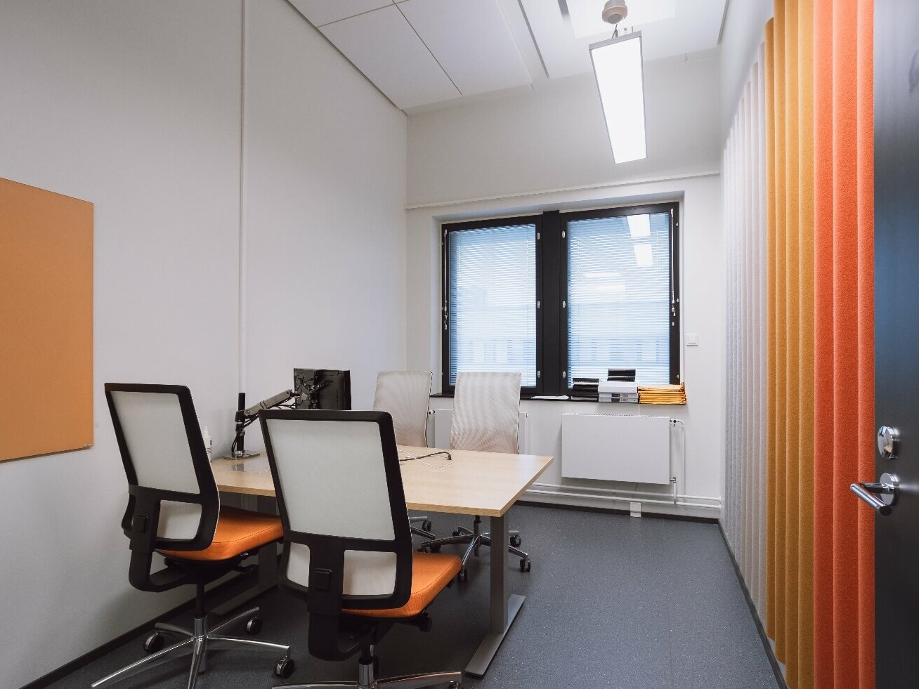 Toimistotilan pieni neukkari